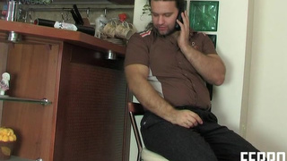 Чувак трахает худенькую суку в узкое очко