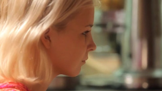 Молоденькая Блонди У Пианино Показывает Буфера