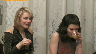 Выпившие Лера и Таня посасывают хер у паренька в русском порно