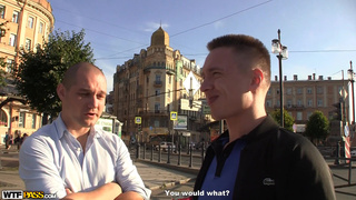 Русские пикаперы жестко дрючат белокурую шлюшку на зеленой траве