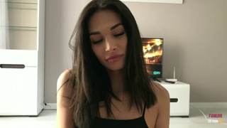 Бойфренд пердолит сладкую русскую брюнетку со стонами и окончанием на лицо