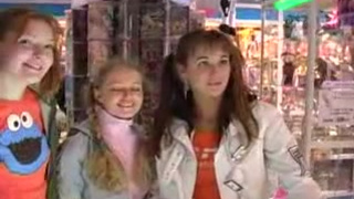 Три молодых подруги удовлетворяют один большой писюн