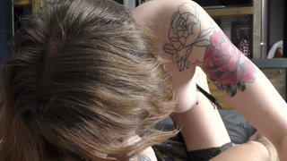 Длинноногая красотка дала в жопу русскому соседу пока мужик на работе