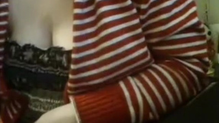 Русская тетка показала свои дойки на камеру и трахнулась с мужем