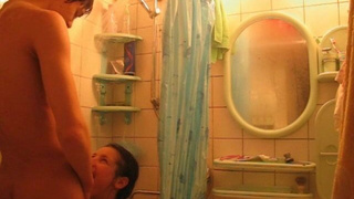 Брат дрючит русскую сестренку, проникнув к ней в ванную