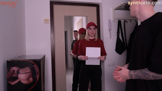 Курьерша такая красивая и хуец мне сосёт, как думаете, даст в писечку?