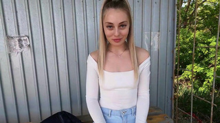 Да, дала за деньги первому встречному. Один раз — не давалка