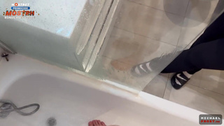 Схуяли ты сюда зашла, сестричка? Дрочи-соси, но мыться не мешай