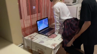 Ремнём её херачу и хер вставляю — а ей похую, она в Геншин играет