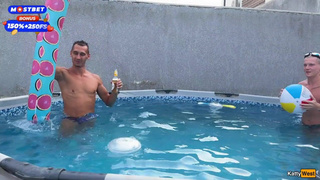 Втроём на меня одну? Погнали! А ещё я хочу 2 члена в киску ??