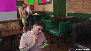 Эй, куколка, давай я тебя выебу, пока твой лох деньги ищет?