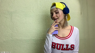 Русская студентка отсасывает хуй приятеля вместе с чупа-чупсом