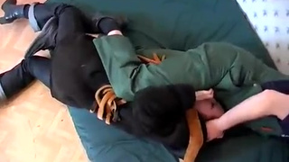 Доставщик пиццы жестко изнасиловал клиентку в ротик у нее дома