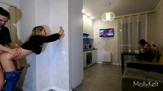 Пиздец! Чувак ебёт подруг за углом, пока его леди скролит Instagram