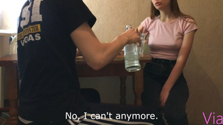 Сосед напоил водкой одноклассницу, чтобы сняла трусики и развела ляжки