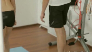 Неопытная спортивная барышня занялась сексом с тренером