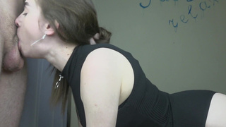 Русская студентка заглатывает хуй на любительскую камеру