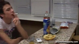 Сношает подружайку после милой беседы на кухне