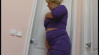 Любопытная русская опытная пышка подсмотрела за юным в ванной и дала