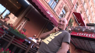 Иностранец подцепил русскую телку и чпокает её с другом