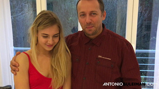 Брат-куколд смотрит как сестричка облизывает стояк порно агента на кастинге